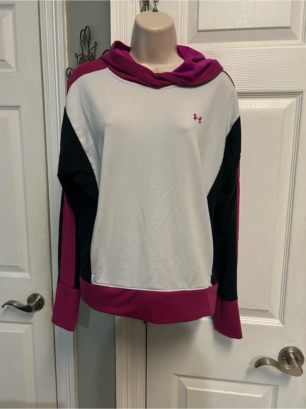 Under Armour Women's White & Magenta Pullover Hoodie Colorblock Pocket Athletic